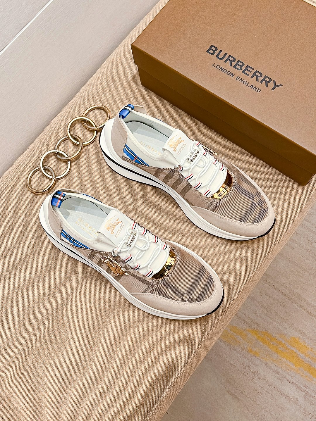 I5   巴宝莉 Burberry 经典休闲鞋 2022休闲运动男鞋，懒人套脚板鞋 帆船鞋 全新米兰时装时尚的设计，完美做工，原版复刻 骑士花纹 材质：头层牛皮柔软舒适，羊皮鞋垫，适合户外青年跑步户外司机驾车鞋 套脚方便 懒人乐福首选原版橡胶耐磨大底，男鞋