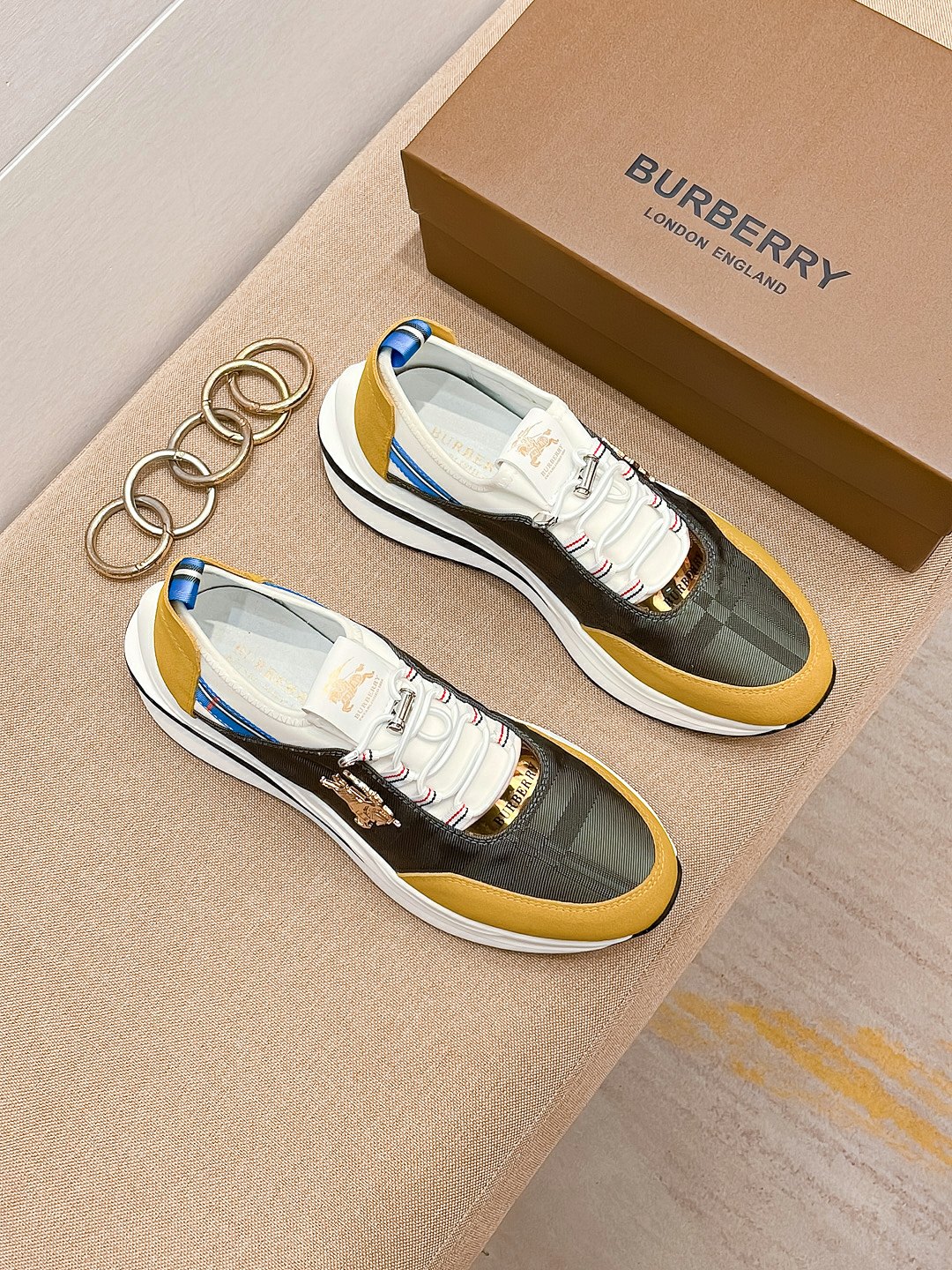 I5   巴宝莉 Burberry 经典休闲鞋 2022休闲运动男鞋，懒人套脚板鞋 帆船鞋 全新米兰时装时尚的设计，完美做工，原版复刻 骑士花纹 材质：头层牛皮柔软舒适，羊皮鞋垫，适合户外青年跑步户外司机驾车鞋 套脚方便 懒人乐福首选原版橡胶耐磨大底，男鞋