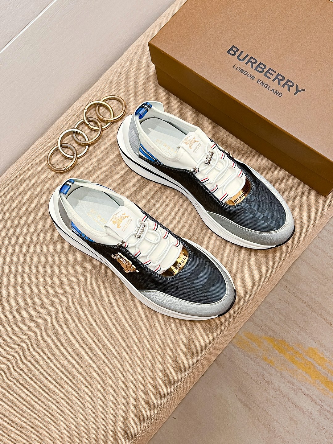 I5   巴宝莉 Burberry 经典休闲鞋 2022休闲运动男鞋，懒人套脚板鞋 帆船鞋 全新米兰时装时尚的设计，完美做工，原版复刻 骑士花纹 材质：头层牛皮柔软舒适，羊皮鞋垫，适合户外青年跑步户外司机驾车鞋 套脚方便 懒人乐福首选原版橡胶耐磨大底，男鞋