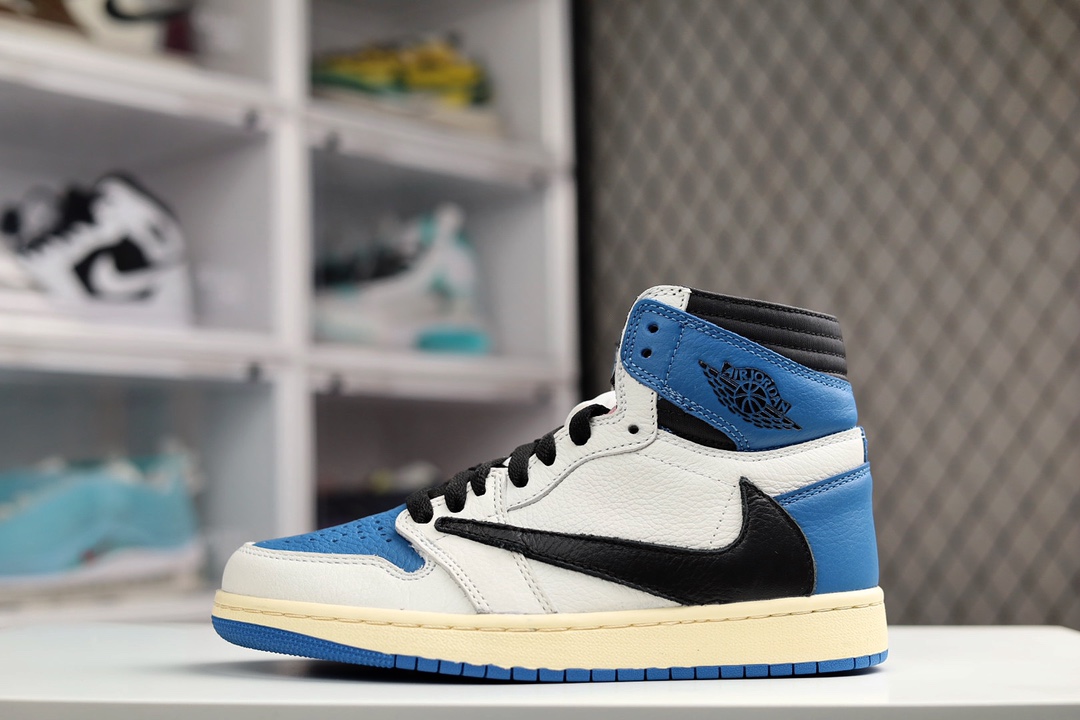 G0 Air Jordan AJ1 Retro High 原装版本头层 上手即享受质感 工艺方面大到整体鞋型 漏斗收腰 底线拉帮 LOGO立体程度 小到针眼排布 载片对称 冲孔效果 鞋标规范 鞋垫背胶等等 无一不 是口碑收割 每双都是一个回头客