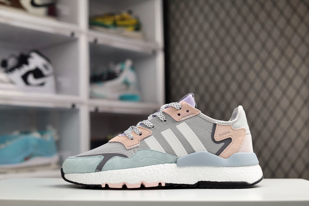 H0 公司级 AD Nite Jogger 2019 Boost 三叶草 联名夜行者 复古跑鞋原厂材料 原厂大底 私家独模 网布搭配麂皮拼接打造鞋面 极具复古风格鞋头及鞋跟点缀3M反光设计极为亮眼中底采用全掌 Boost 科技，厚度相当可观，脚感极佳