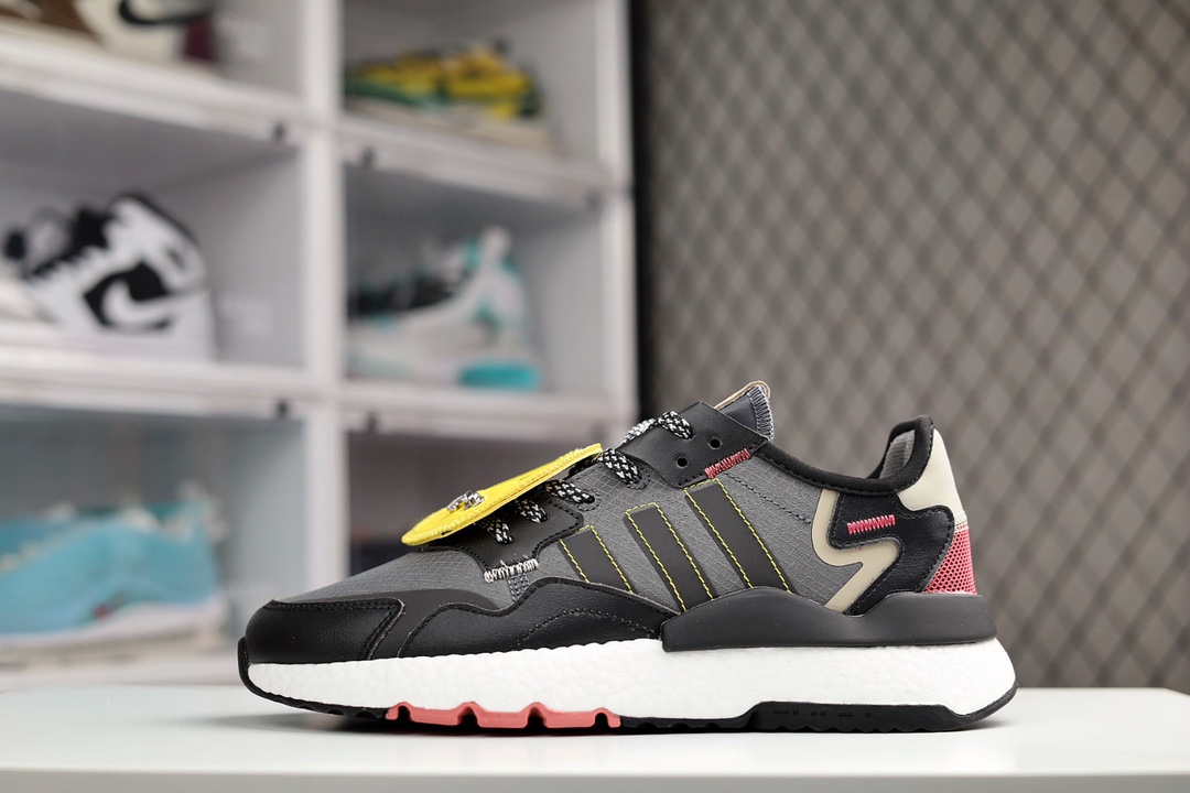 H0 公司级 AD Nite Jogger 2019 Boost三叶草 联名夜行者 复古跑鞋原厂材料 原厂大底 私家独模 网布搭配麂皮拼接打造鞋面 极具复古风格鞋头及鞋跟点缀3M反光设计极为亮眼中底采用全掌 Boost 科技，厚度相当可观，脚感极佳