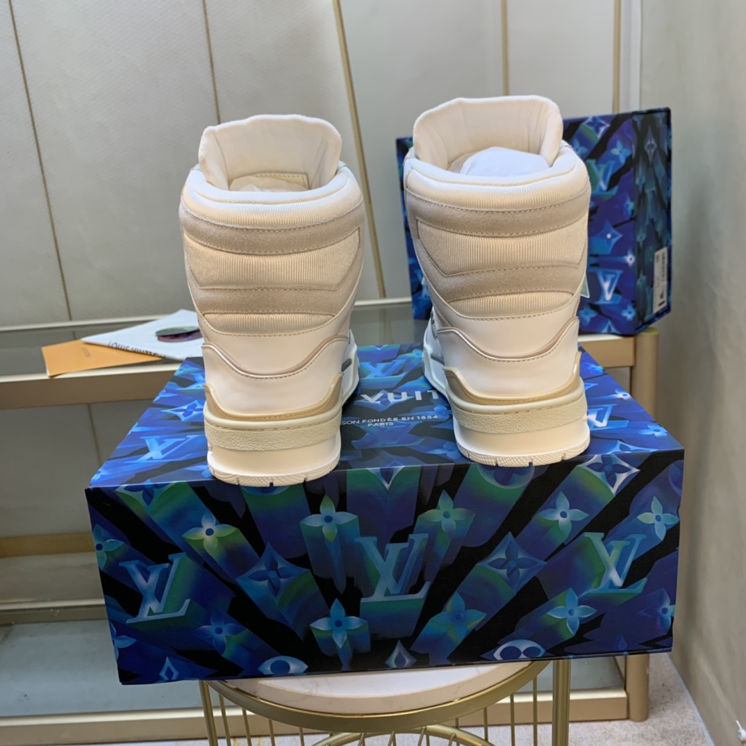 Louis Vuitton Louis*Vuitto* LV trainer 走秀款 《滑板鞋系列》TRAINER 大底和面料私模 绝对下血本费心思的一款鞋子 自Vifgil到来之后而设计的这一系列 每一季度都深受众多粉丝的青睐 TPU 大底 包装