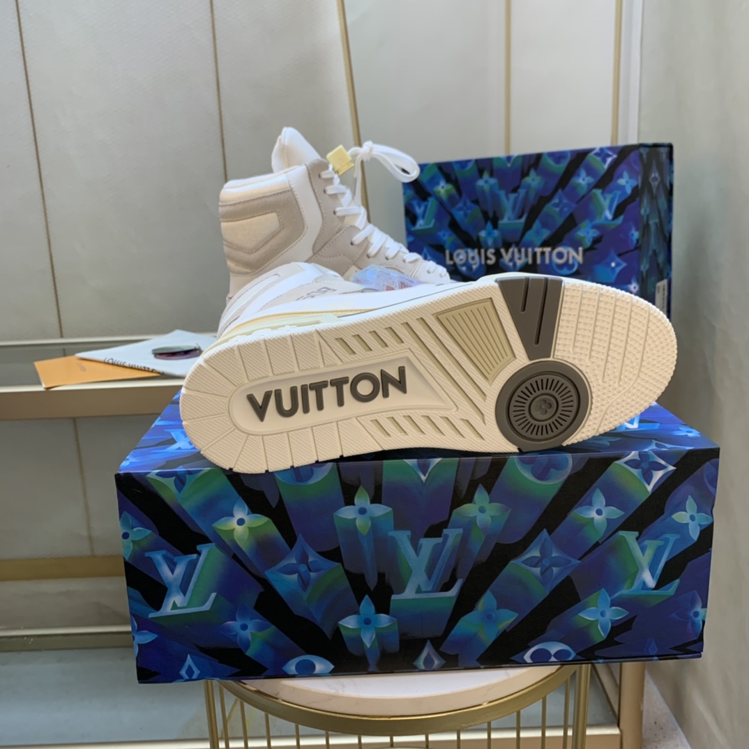 Louis Vuitton Louis*Vuitto* LV trainer 走秀款 《滑板鞋系列》TRAINER 大底和面料私模 绝对下血本费心思的一款鞋子 自Vifgil到来之后而设计的这一系列 每一季度都深受众多粉丝的青睐 TPU 大底 包装