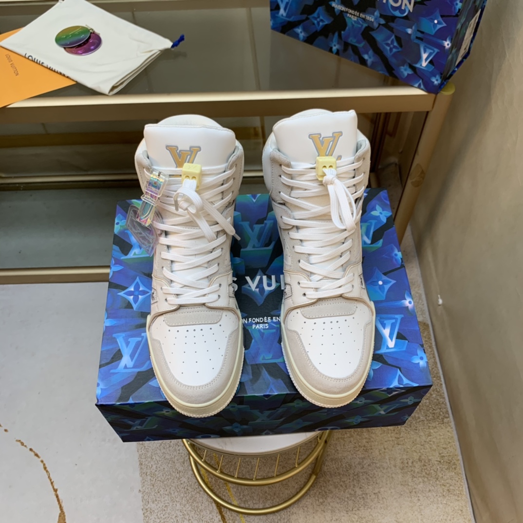 Louis Vuitton Louis*Vuitto* LV trainer 走秀款 《滑板鞋系列》TRAINER 大底和面料私模 绝对下血本费心思的一款鞋子 自Vifgil到来之后而设计的这一系列 每一季度都深受众多粉丝的青睐 TPU 大底 包装
