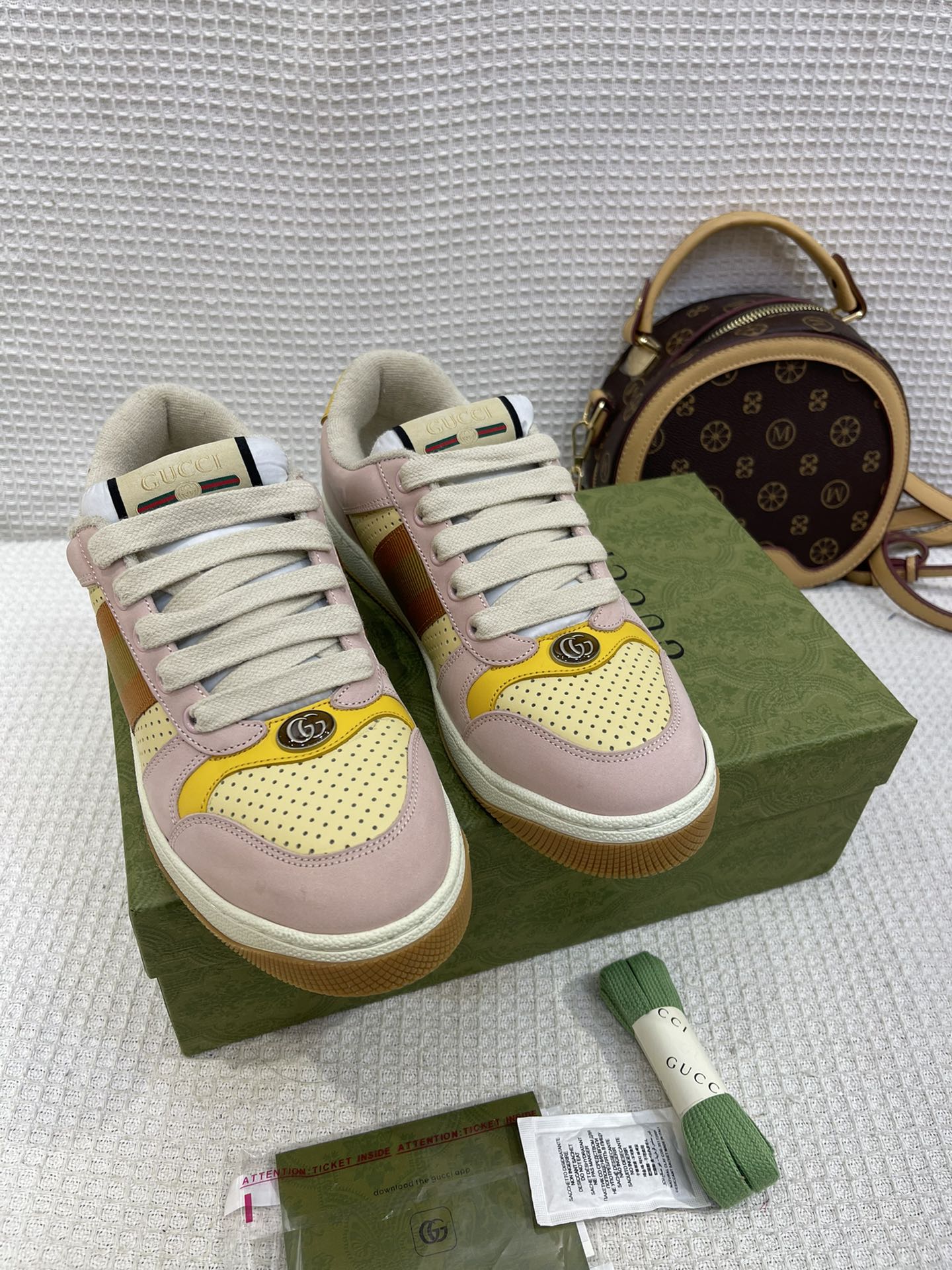 NO:615631,Gucci——Purchase version NFC with code scanning chip High-quality series of distressed dirty shoes-hot style is coming!  9 times out of 10, this is a must-have model. New colors are recommended - the ultimate version on the market!  Purchase the original version and develop it... fabric, material, outsole, and details can be compared at will!  The open-moulded and elegant one-to-one replica rhinestone chain...Metal cherry pendant...Metal versatile crystal cylindrical label...Gucci original customized narrow webbing...Super flash series - flash diamond chain. The cherry decoration is detachable and can be changed into two for any combination to highlight your personality. Exclusive color-brushed cowhide fabric. Hand-made distressed is very textured and has a sense of luxury!  The details of the workmanship can be seen in the picture, and no line is missed. The original terry cloth is delicate, soft, more comfortable and breathable, and the private mold is stamped in two colors. Packing process Goodyear hemming method Fabric: Original imported high-quality cloth/silk cowhide Outsole: Original TPU outsole (lower layer is wider, upper layer is narrower) European version matching packaging... Women's 35-40 (34 41 custom-made, non-refundable), casual shoes/sports shoes, gucci, sneakers, cowhide19860909Gucci————代购版本 NFC带扫码芯片 高品质系列做旧小脏鞋-爆款来袭！ 十转九卖必上款 新色加推-市场终极版本！ 购原版开发….面料 材质 大底 细节任意对比！ 开模气质世奇一比一精复刻水钻链.....金属樱桃吊坠……金属百搭水晶圆柱形标……Gucci原版定制窄织带…… 超闪系列—闪钻链.樱桃装饰可拆卸,一变二任意搭配,彰扬个性 专属擦色牛皮面料.手工做旧非常有质感,自带高级感！ 做工细节图可体现,不放过一条线. 原版毛巾布里细腻柔软更舒适透气,私模钢印双色 套包工艺 固特异锁边做法 面料:原版进口高品质布/丝绸牛皮 大底:原版TPU大底(下层宽,上层窄) 欧版配套包装…… 女款35—40（34 41定做不退换）,休闲鞋/运动鞋,gucci,sneakers,cowhide,Women's Shoes