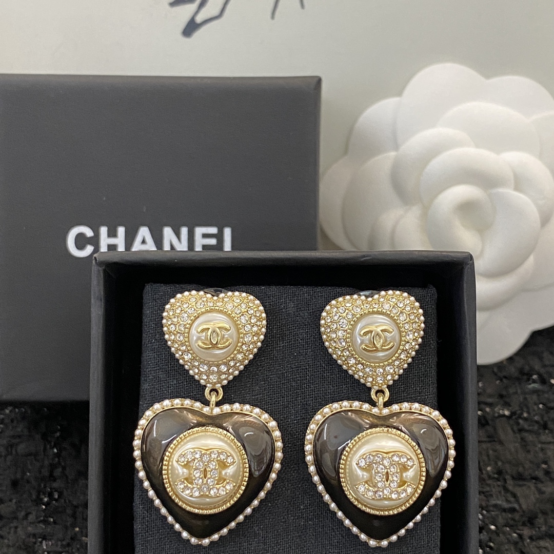  编码E1957   
🛍香奈儿耳钉热销🔥爆上新🆕🆕🆕
😎CHANEL22A 绝美爱心吊坠耳环耳钉
🤑超