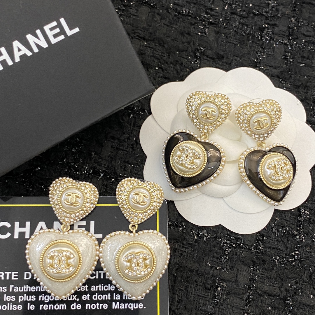  编码E1957   
🛍香奈儿耳钉热销🔥爆上新🆕🆕🆕
😎CHANEL22A 绝美爱心吊坠耳环耳钉
🤑超