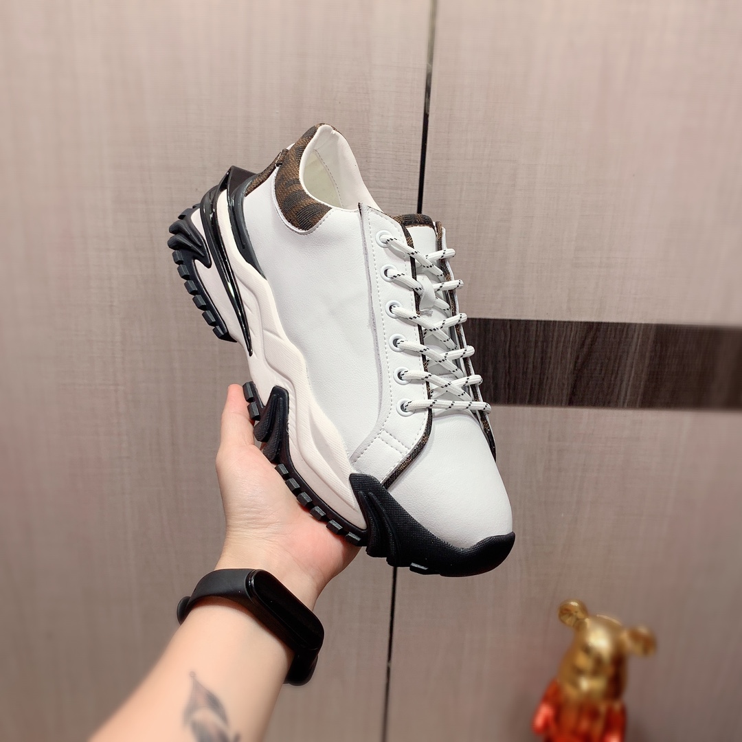 J0     Fendi 芬迪  最新爆款休闲鞋，顶端品牌 奢侈～代购，顶级～质量。专柜同卖产品[强]鞋面選用进口透气牛皮搭配布面料材质透气羊皮内里精细做工。原版个性时尚柔软橡膠耐磨防滑大底，上脚轻巧舒适，实物拍摄實物更好看，009广州码: 38-44。黑色，白色