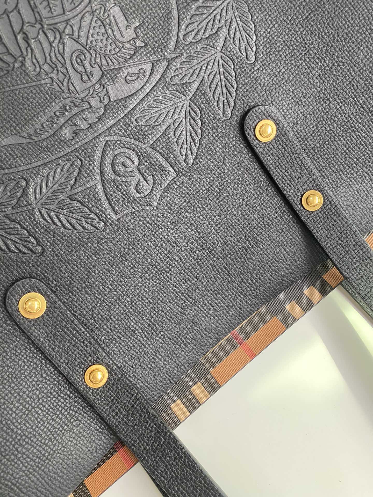 Burberry巴宝莉大号 Bur 压花徽章托特包