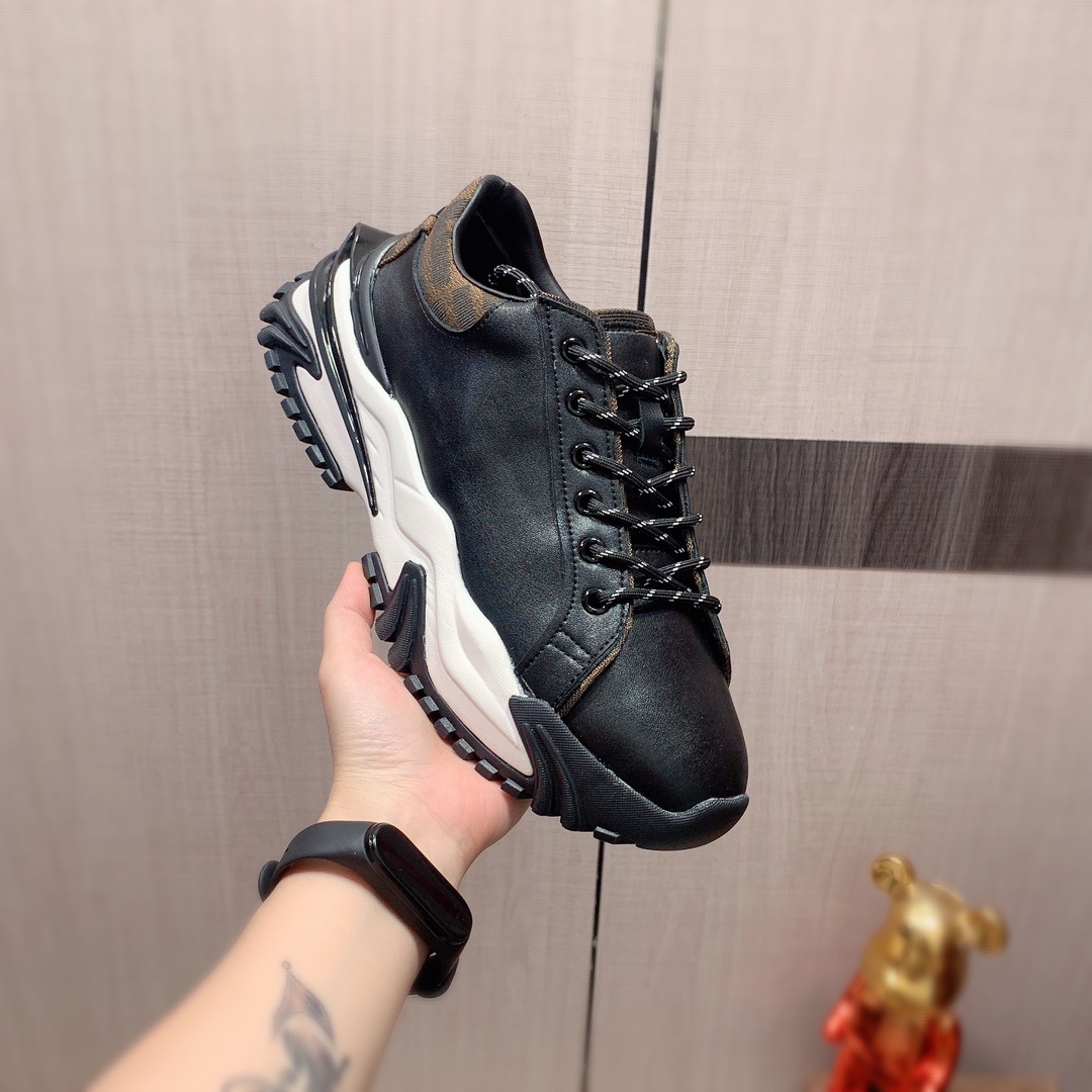 J0     Fendi 芬迪  最新爆款休闲鞋，顶端品牌 奢侈～代购，顶级～质量。专柜同卖产品[强]鞋面選用进口透气牛皮搭配布面料材质透气羊皮内里精细做工。原版个性时尚柔软橡膠耐磨防滑大底，上脚轻巧舒适，实物拍摄實物更好看，009广州码: 38-44。黑色，白色