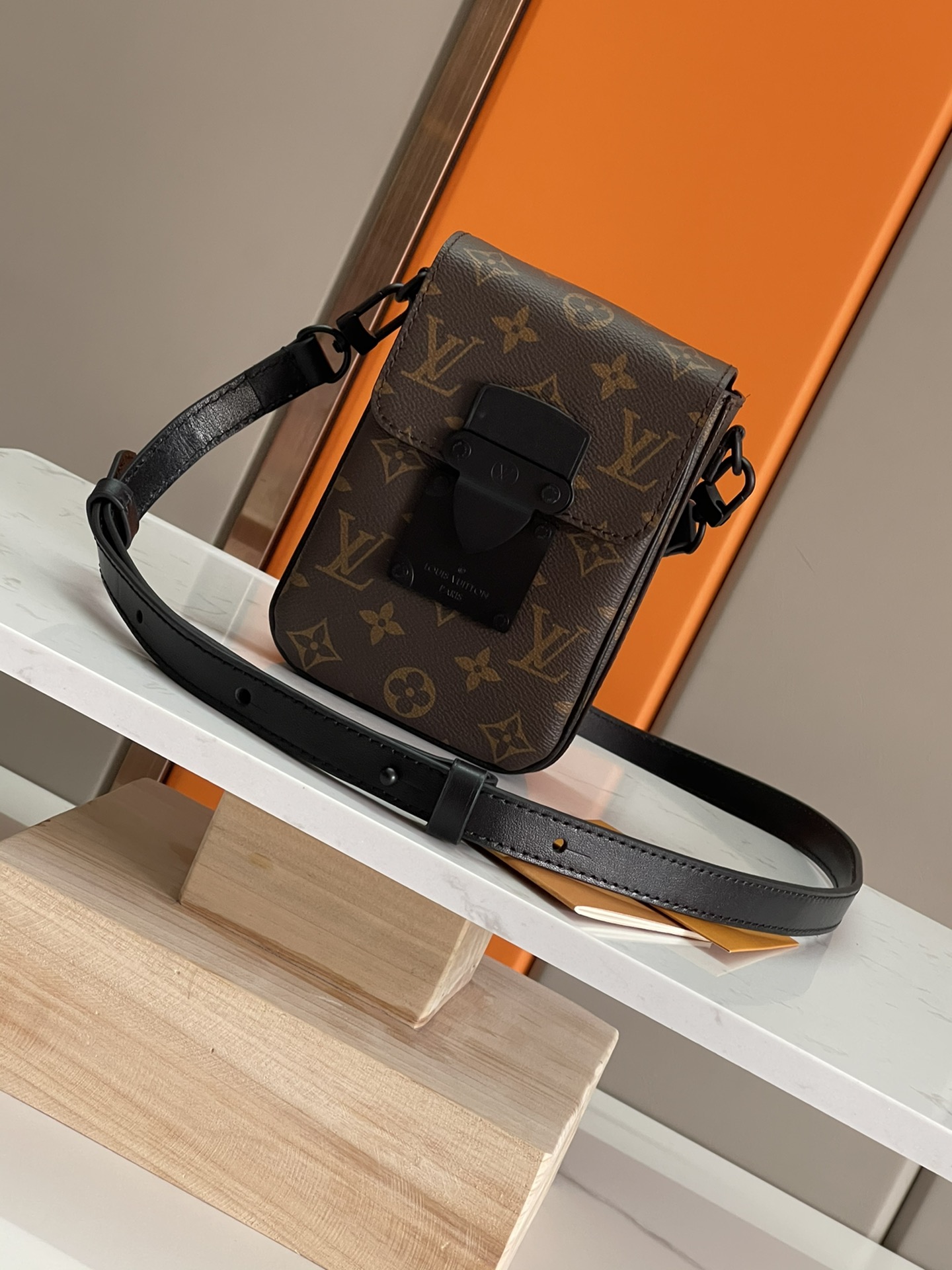 NO:388868,P Top original single original development, all-steel hardware S-Lock Vertical Wearable wallet is made of Louis Vuitton classic Monogram Macassar canvas, providing a new trend for daily travel. The magnetic buckle design comes from the brand's traditional hard box lock buckle, which safely stores personal items while conveniently accessing. The mobile phone compartment adds functional details, and the adjustable shoulder straps are used to achieve comfortable shoulder back. Monogram Macassar coated canvas and cowhides, cowhides, fabric lining, metal piece, S-lock magnetic buckle open and close, large main compartment, mobile phone compartment, shoulder strap can be detached and adjustable! ! Model: M81522; Size: 12x19x7CM, LV [top original list], louis vuitton, louis vuitton, cowhide19860909P 顶级原单原版开发,全钢五金 S-Lock Vertical Wearable 钱夹取材路易威登经典 Monogram Macassar 帆布,为日常出行提供潮流新法.磁扣设计源自品牌传统硬箱锁扣,稳妥收纳个人物品的同时方便存取.手机隔层再添功能细节,可调节肩带实现舒适肩背.Monogram Macassar 涂层帆布和牛皮革一牛皮革饰边一织物内衬一金属件一 S-lock 磁扣开合一大号主隔层一手机隔层一肩带可拆卸,可调节！！型號:M81522；尺寸:12x19x7CM,LV【顶级原单】,louis vuitton,louis vuitton,cowhide,Bag