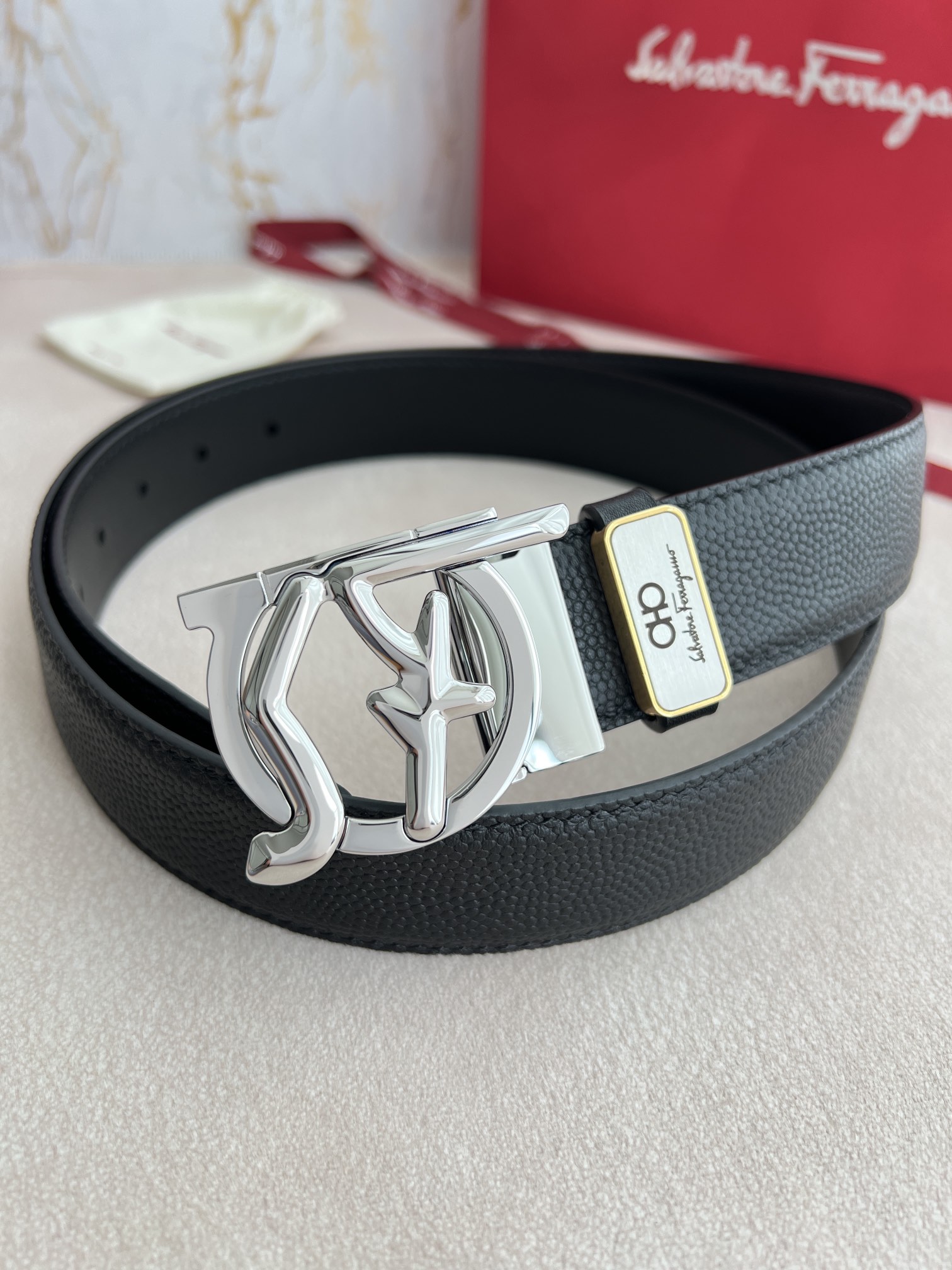 I0  Ferragamo 菲拉格慕 腰带·皮带·原单 型号：挂扣,纯铜材质经典挂扣,实物拍摄,头层牛皮 材料：百分百头层牛皮,保证真皮.纯铜材质,永不掉色,双面可用专柜同等质量,经典头层牛皮球纹头层平纹皮底,银扣,纯铜材质扣头,带身可自由裁剪,可双面使用,送人自用首选 包装：请认准如图专柜包装,赠送打孔器,原版电子票,宽度3.5mm