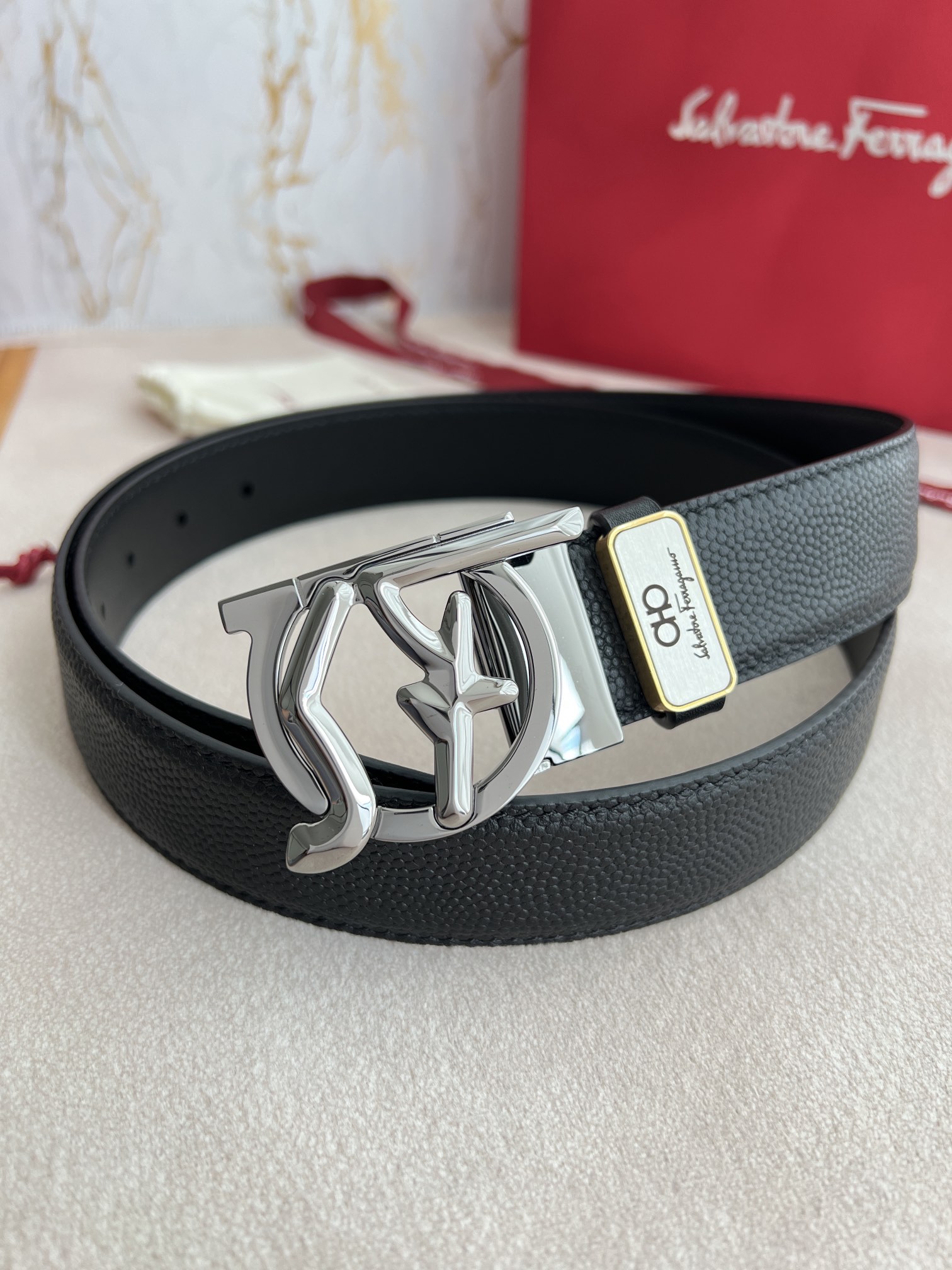 I0  Ferragamo 菲拉格慕 腰带·皮带·原单 型号：挂扣,纯铜材质经典挂扣,实物拍摄,头层牛皮 材料：百分百头层牛皮,保证真皮.纯铜材质,永不掉色,双面可用专柜同等质量,经典头层牛皮球纹头层平纹皮底,纯铜材质扣头,带身可自由裁剪,可双面使用,送人自用首选 包装：请认准如图专柜包装,赠送打孔器,原版电子票,宽度3.5mm