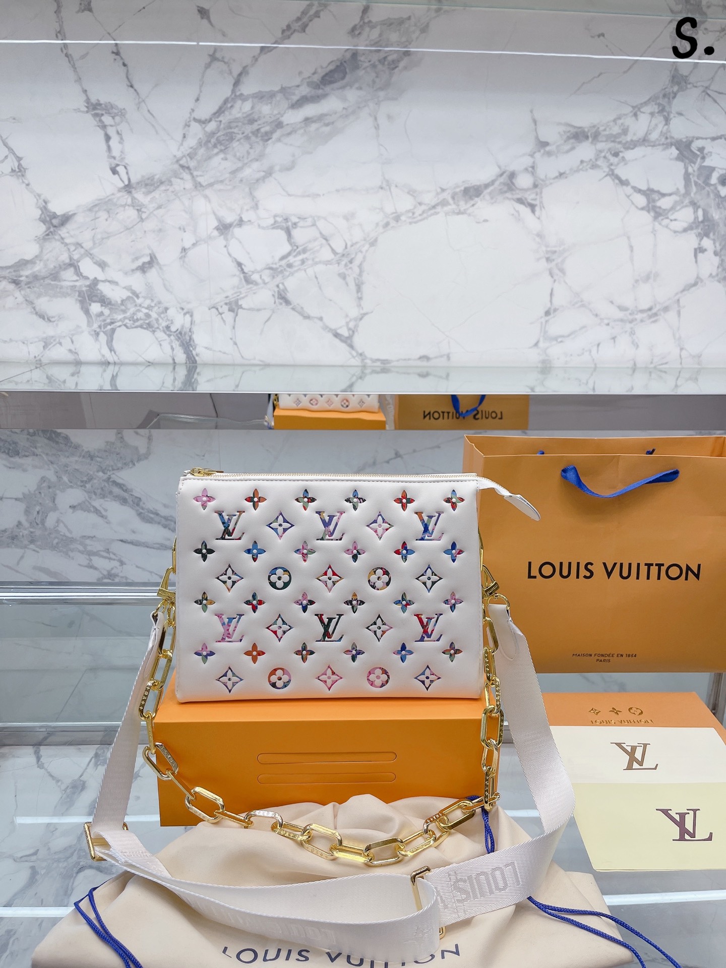 K0  Louis Vuitton 路易威登 LV  2022 Coussin 官网洗漱包 超级美腻  Louis Vuitton 路易威登 LV  原单品质最新手拿包 洗漱包 可单肩斜挎 配宽肩带 戴帽链条 超高质量 原版五金打造的极富创意上身效果极佳，设计理念独特精匠之作 尺寸：27 18 cm
