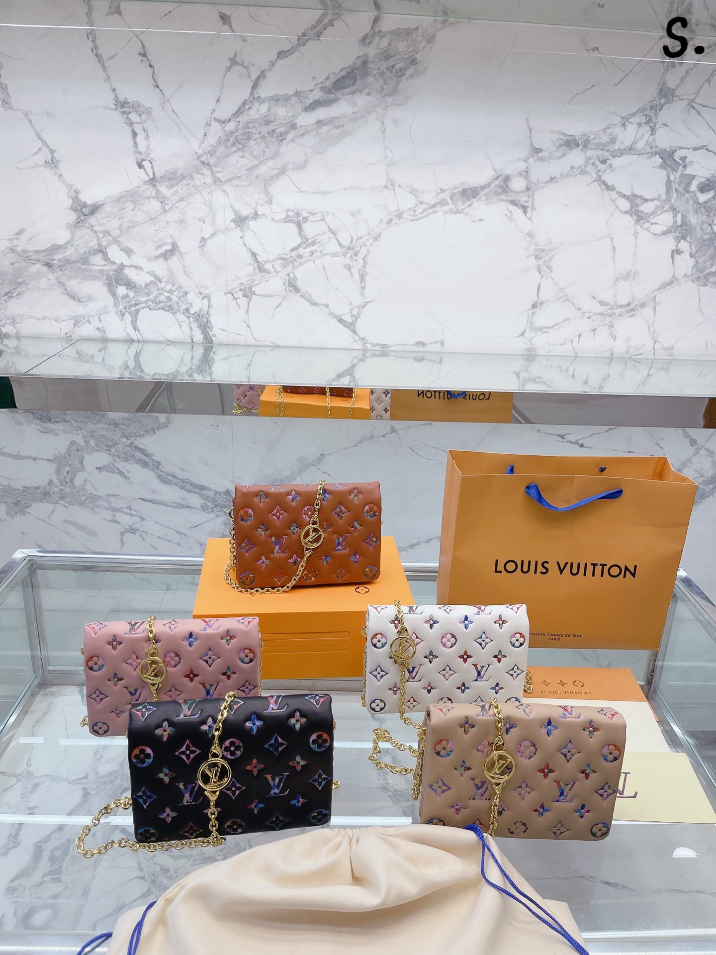 J5  Louis Vuitton 路易威登 LV  2022 Coussin 官网洗漱包 超级美腻  Louis Vuitton 路易威登 LV  原单品质最新手拿包 洗漱包 可单肩斜挎 配宽肩带 戴帽链条 超高质量 原版五金打造的极富创意上身效果极佳，设计理念独特精匠之作 尺寸：20 15cm”},”showCart”:false,”shop_name”:”包包工厂