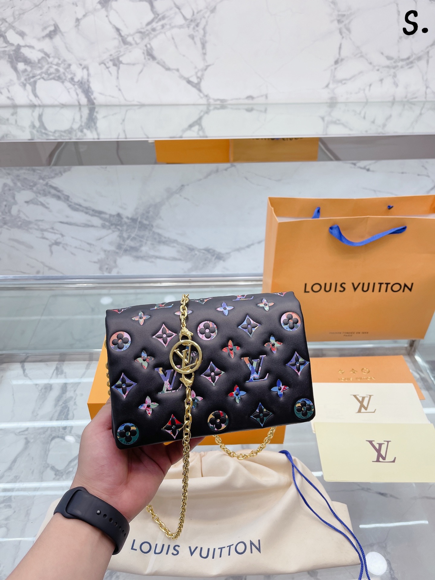 J5  Louis Vuitton 路易威登 LV  2022 Coussin 官网洗漱包 超级美腻  Louis Vuitton 路易威登 LV  原单品质最新手拿包 洗漱包 可单肩斜挎 配宽肩带 戴帽链条 超高质量 原版五金打造的极富创意上身效果极佳，设计理念独特精匠之作 尺寸：20 15cm