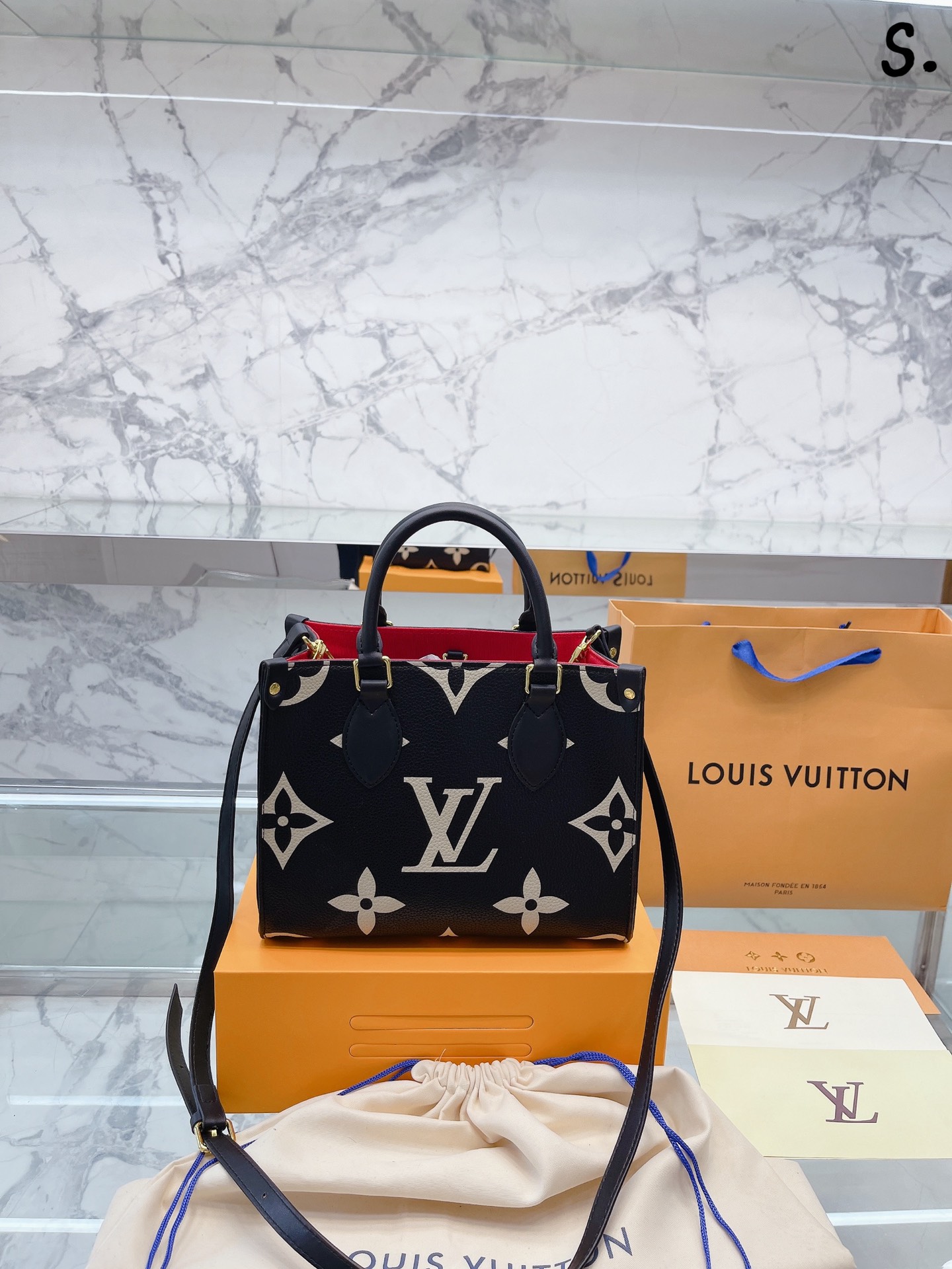 J0 迷你  Louis Vuitton 路易威登 LV  onthego小号黑色/米白色通勤工具包ONTHEGO绝对是通勤工具包必备单品之一轻盈容量大百搭最最关键不娇气小号的尺寸刚刚好也不像老花的容易撞款 25cm 折叠礼盒包装