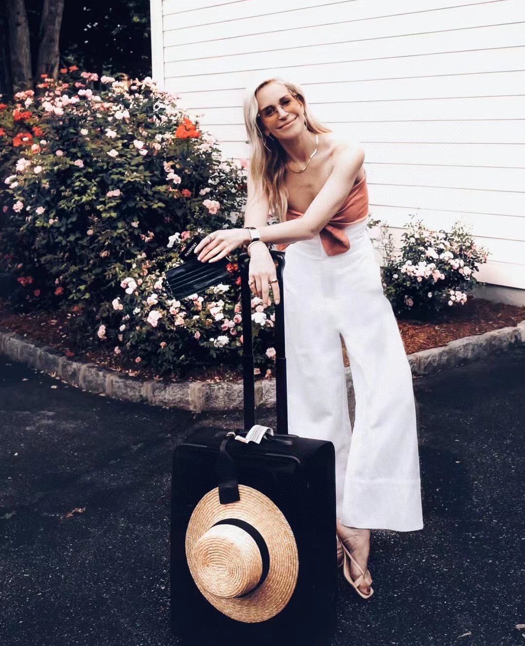 NO:157496,New tank must quartz watch Large size: 33.7mm*25.5mm, thickness 6.6mm Small size: 29.5mm*22mm, thickness 6.7mm Simple and modern style. Simple commuting without losing its softness!  ,19860909新款坦克must 石英腕表 大号尺寸: 33.7mm*25.5mm,厚度6.6mm 小号尺寸: 29.5mm*22mm,厚度6.7mm 简约摩登风格.简约通勤又不失柔美！,,Watch