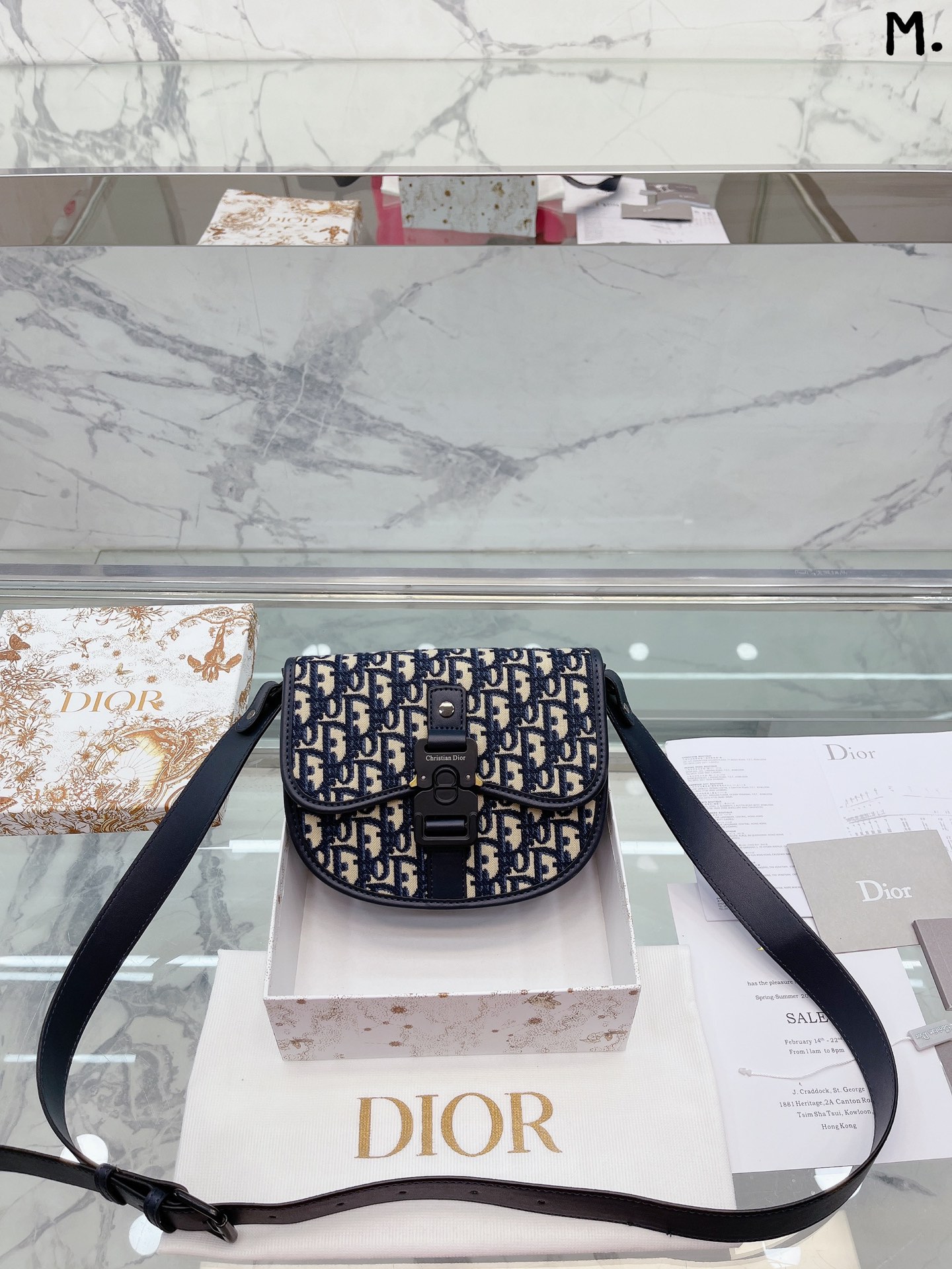 J5 Gallo 鋁質釦環綴以 Christian Dior標誌 肩带的长度可调节，但总体不长。这款包可谓是 2022年 Dior 迪奥 男装颜值最高的一款了。关于设计灵感， 我想是来自 Alyx的信使包 尺寸20 16cm