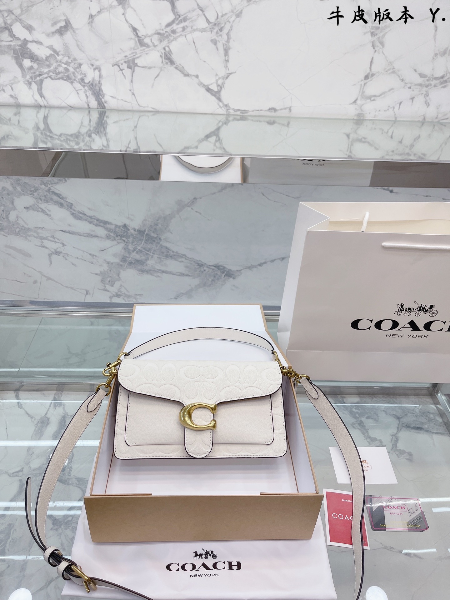 K0 牛皮版本 Coach 家酒神包Tabby手提包单肩斜挎包。让小姐姐第一眼看到就会爱上它。被誉为平价版小酒神包的 Coach 蔻驰 Tabby，复古又百搭，很受欢迎啊。五金扣厚实，整体精致小巧，还特别能装。每个包配一长一短两天可卸肩带，内部结构分层合理，中间一个带拉链的隔层小袋，把包分成三格，简直完美尺寸：25*15*7.5cm。这个尺寸觉得刚刚好合适，手提单肩斜挎都没有问题的牛皮 折叠礼盒