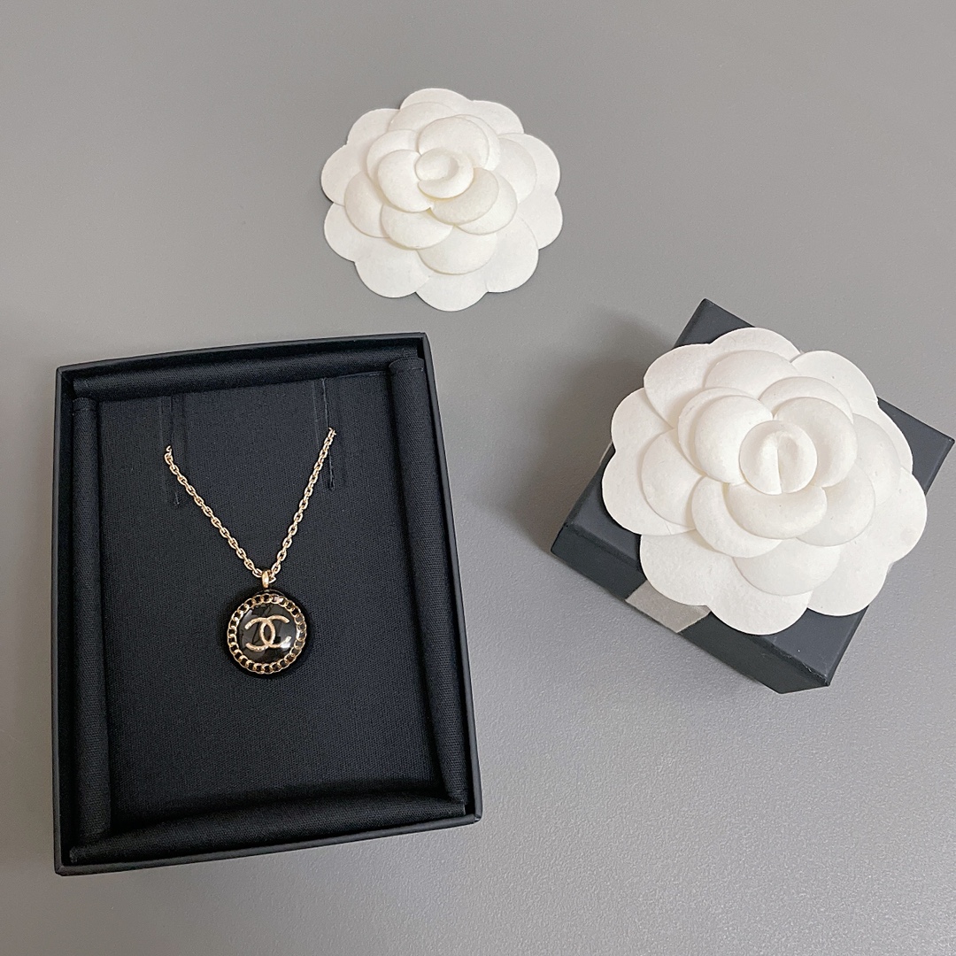NO:881447,88180【Fragrant round acrylic necklace】Z!  Invincible heavy industry!  The wife is so beautiful and the packaging length is adjustable!  Super recommended, a must-have for your wife. It looks so good. The chain and double C are fixed on acrylic. The upper layer of acrylic is transparent, and the lower layer is black. It has distinct layers. The specially customized transparent acrylic has an invincible clear texture. It is not the foggy one on the market, and the surface is smooth and curved. Look for our products, which are full of details. They are super versatile for daily use and can be matched at will!  Classic things are always irresistible!  ,,necklace,Cardia high-end jewelry1986090988180【香圆形亚克力项链】Z ！无敌重工！太太太好看了配包装长度可调节！超级推荐,必入款太太太好看了,链条和双c是固定在亚克力的 且亚克力上层是透明的,下层是黑色的,层次分明,特别定制的透明的亚克力清透质感无敌,不是市面那种雾蒙蒙的,而且表面是光滑有弧度的,认准我们家一致z出品细节满满,超级百搭日常,随意搭配！经典的东西总是让人无法抗拒！,,necklace,卡迪亚高端饰品,Jewelry