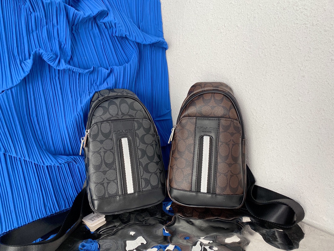 I5  Coach 蔻驰   胸包 印花Logo 斜挎包 男士单肩背包 采用精湛镶嵌细工，经典百搭 实物拍摄 原厂原版面料 配送小票防尘袋 30 x 17 cm。