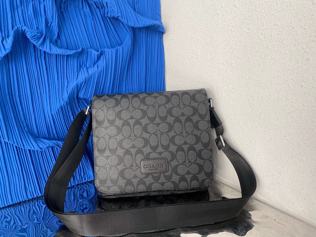 Coach 蔻驰   男士翻盖邮差包 斜挎包 单肩包 采用精湛镶嵌细工，经典百搭 实物拍摄 原厂原版面料 高端品质 配送小票防尘袋 25 x 22 cm。”},”is_added”:false,”formats”:,”increase Coach 蔻驰  男士翻盖邮差包 斜挎包 单肩包 采用精湛镶嵌细工，经典百搭 实物拍摄 原厂原版面料 高端品质 配送小票防尘袋 25 x 22 cm。