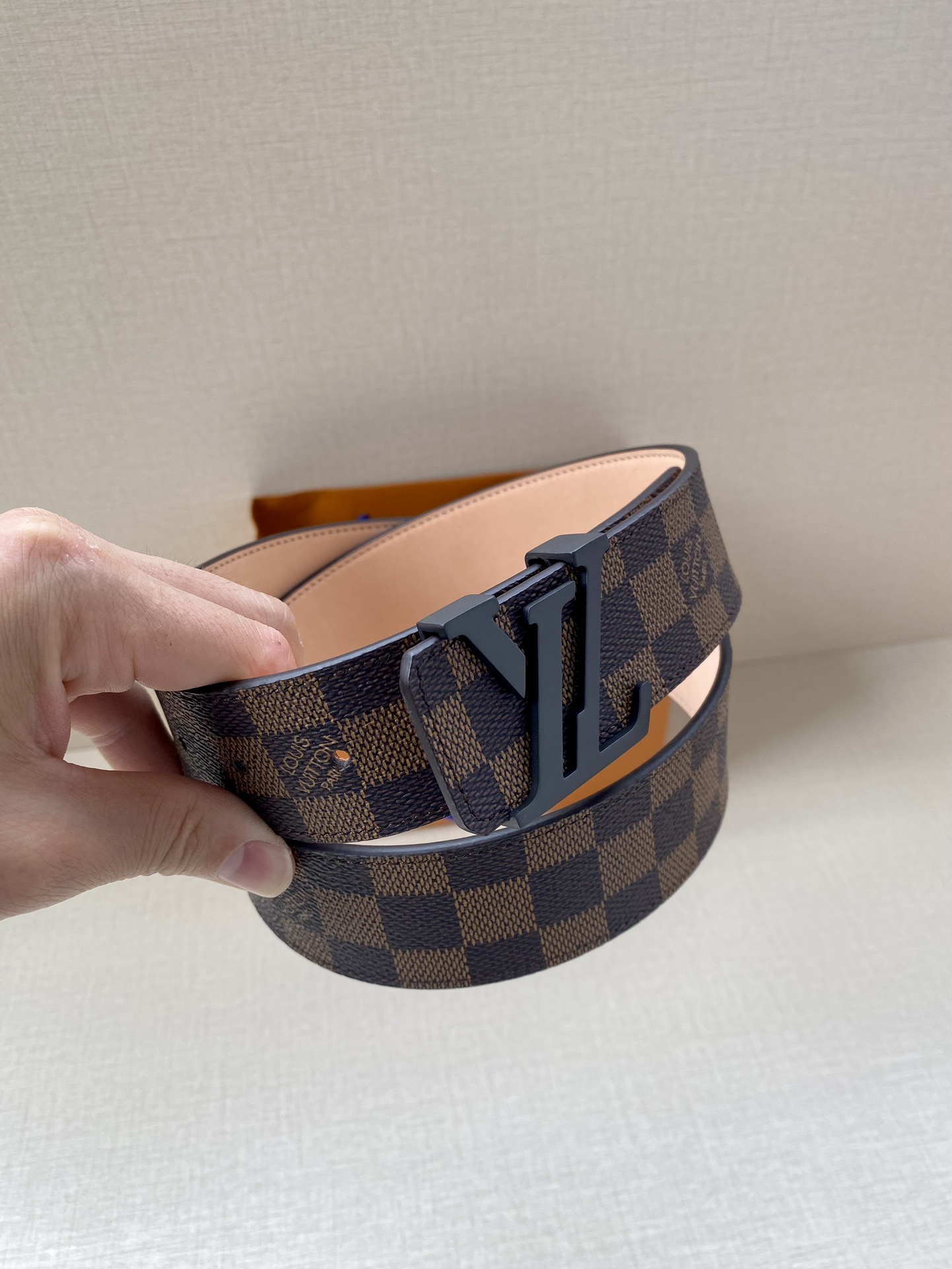 配全套包装礼盒这款饰有金色LV首字母