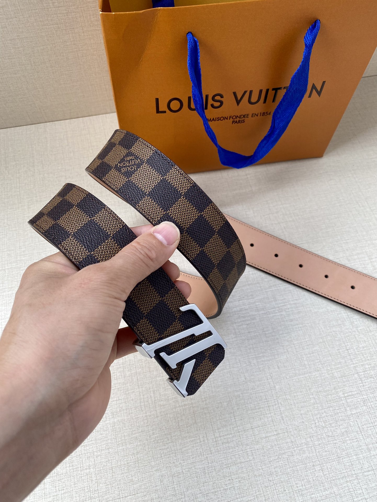 配全套包装礼盒这款饰有金色LV首字母