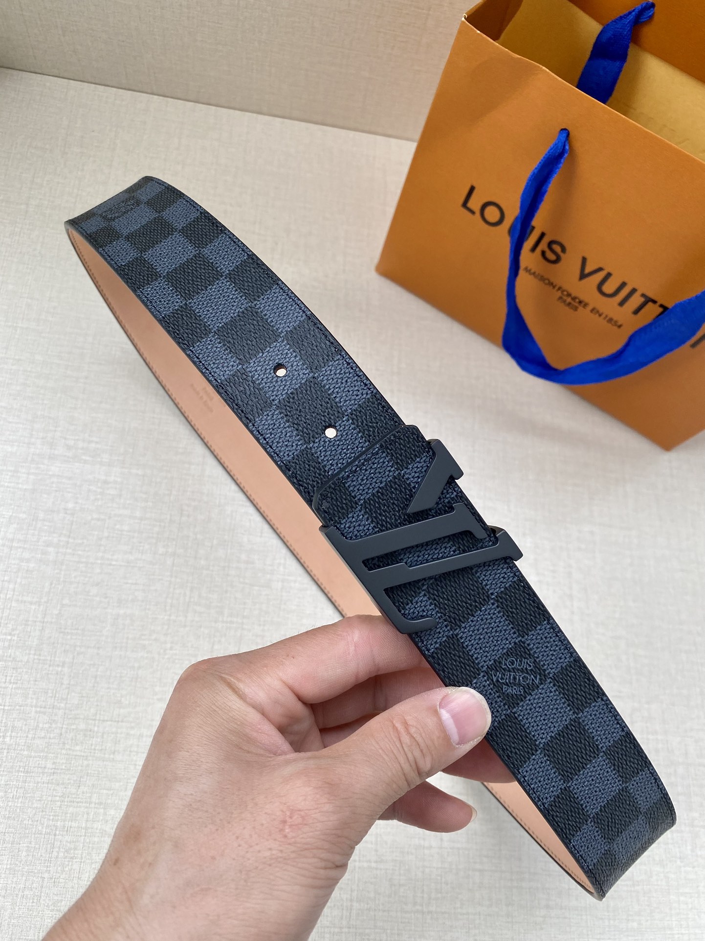 配全套包装礼盒这款饰有金色LV首字母
