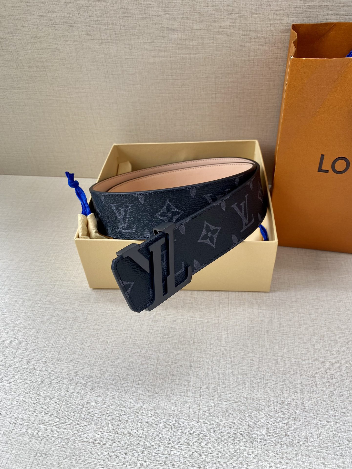 配全套包装礼盒这款饰有金色LV首字母