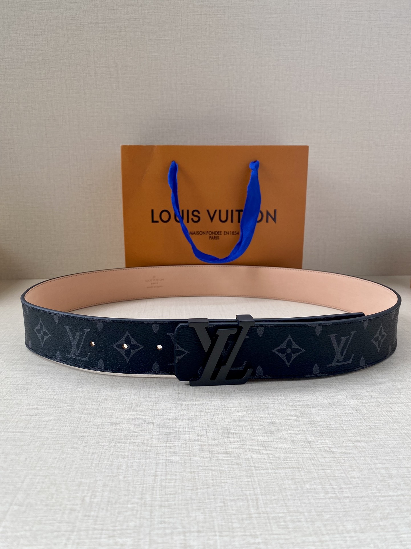 配全套包装礼盒这款饰有金色LV首字母