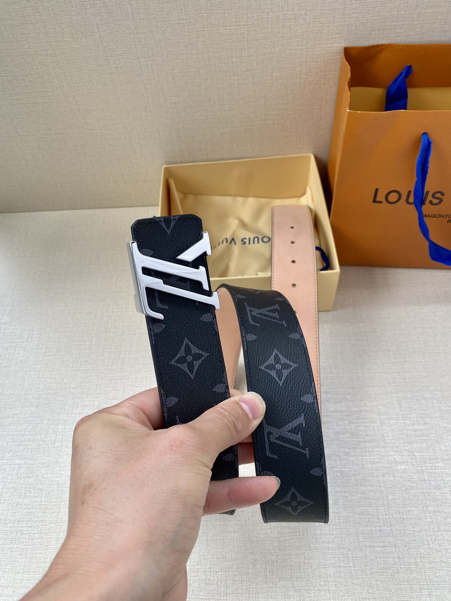 配全套包装礼盒这款饰有金色LV首字母