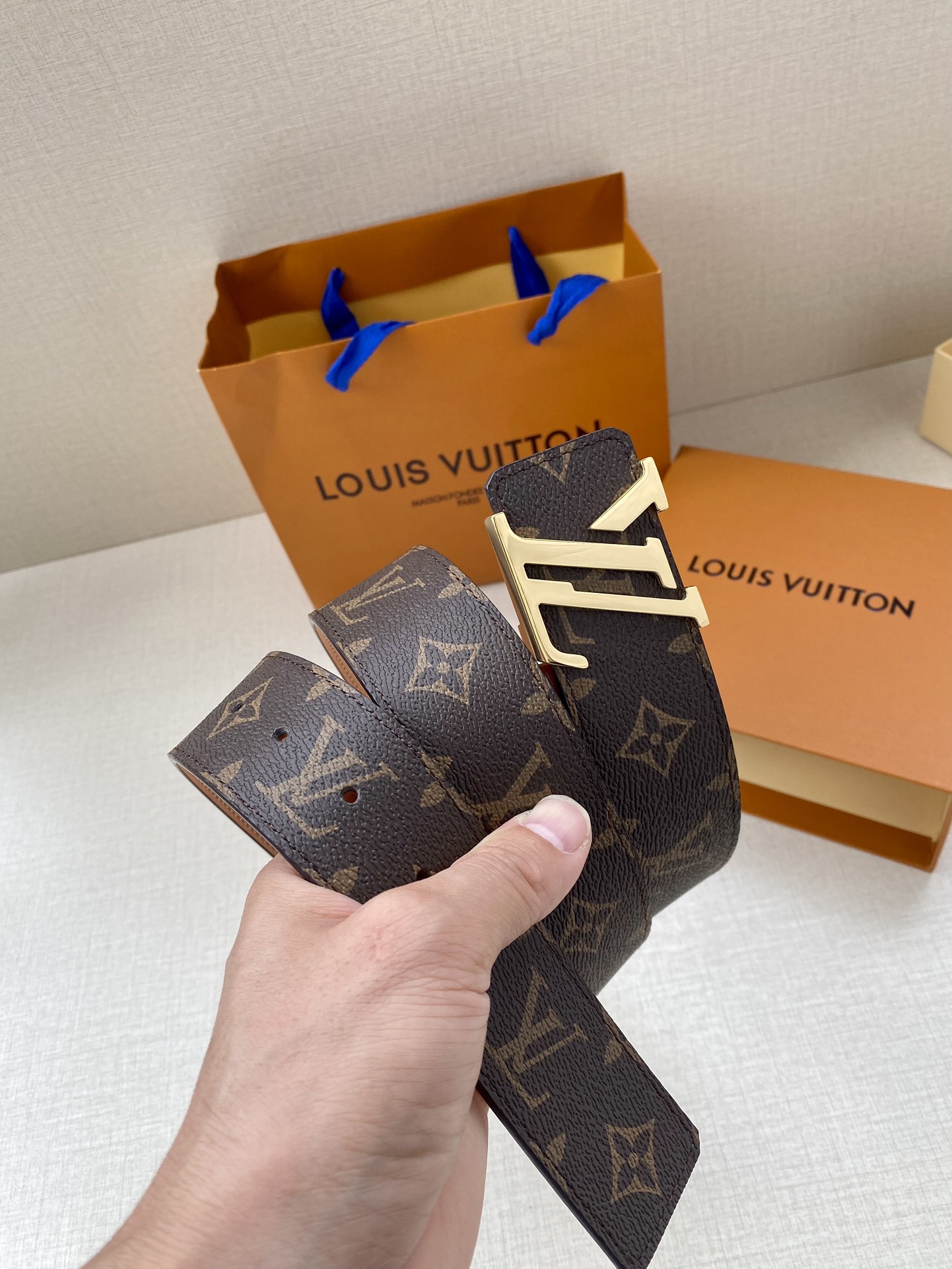 配全套包装礼盒这款饰有金色LV首字母