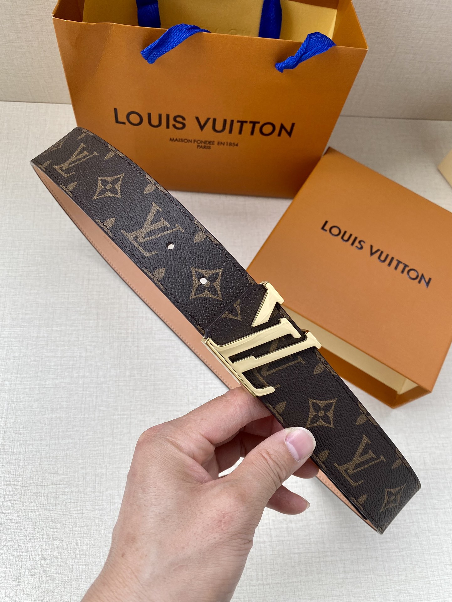 配全套包装礼盒这款饰有金色LV首字母