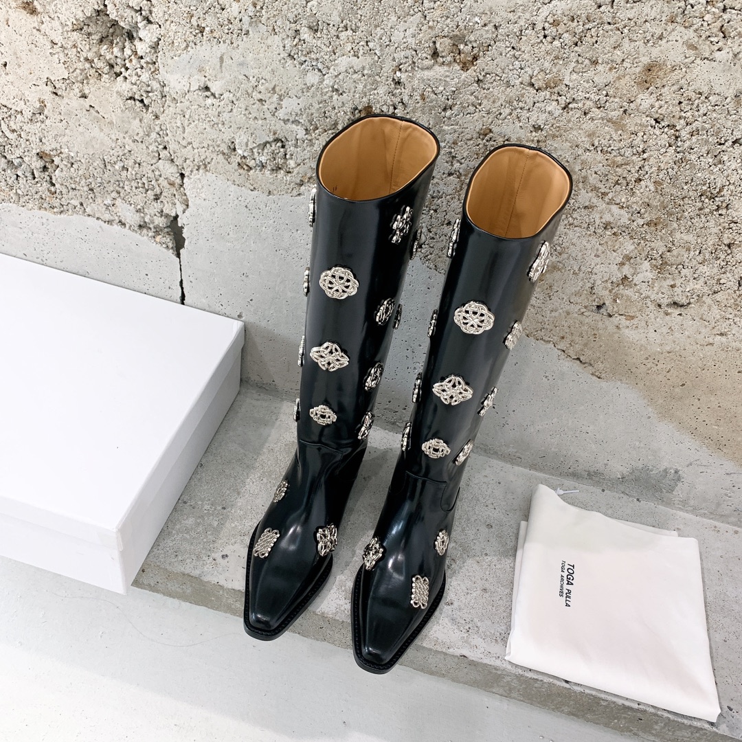 Toga Pulla Retrograde Knight’s Boots: Top-Class Unique Button Design, Cow Skin, 1600