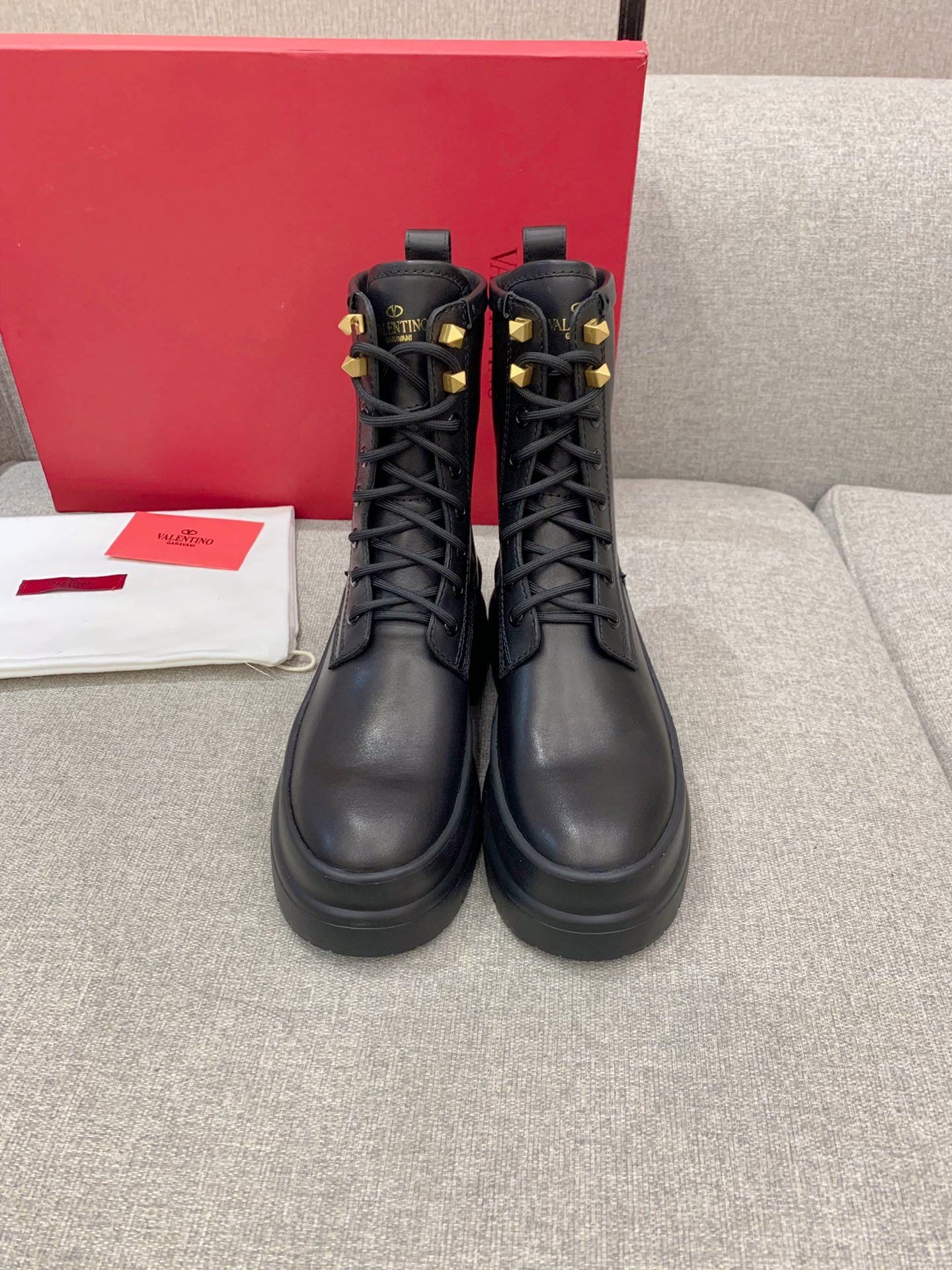 NO:485054,VALENTIN* new thick-soled short boots, classic rivet decoration, super long legs on the upper, calfskin/cow back velvet, inner foot pad cowhide, size 35-39 (customized for 40), boots, valentino, boots, cowhide19860909VALENTIN*新款厚底短靴 经典铆钉装饰 上脚超显腿长 鞋面小牛皮/牛反绒 内里垫脚牛皮 尺码35-39（40定做）,靴子,valentino,boots,cowhide,Women's Shoes