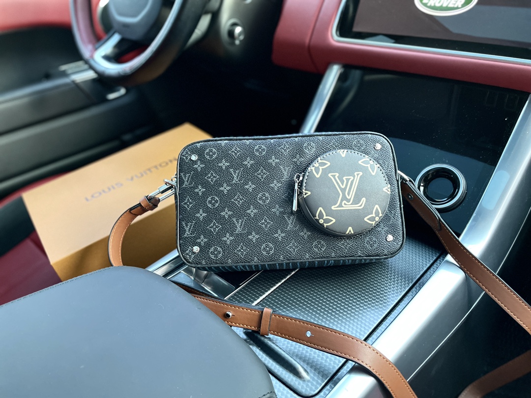 高端货 “Louis Vuitton”邮差包 M69688 VOLGA ON STRA手袋 本款 Volga 手袋以 Monogram Ecli详细特征 23 x 13 x 6 厘米 长度 x 高 x 宽 Monogram Ecli牛皮和织物饰边 织物内衬 金属件 拉链开合 外侧拉链零钱袋 内贴袋 肩带：不可拆卸，不可调节 包带半长：51.0 厘米 配：折叠礼盒 220