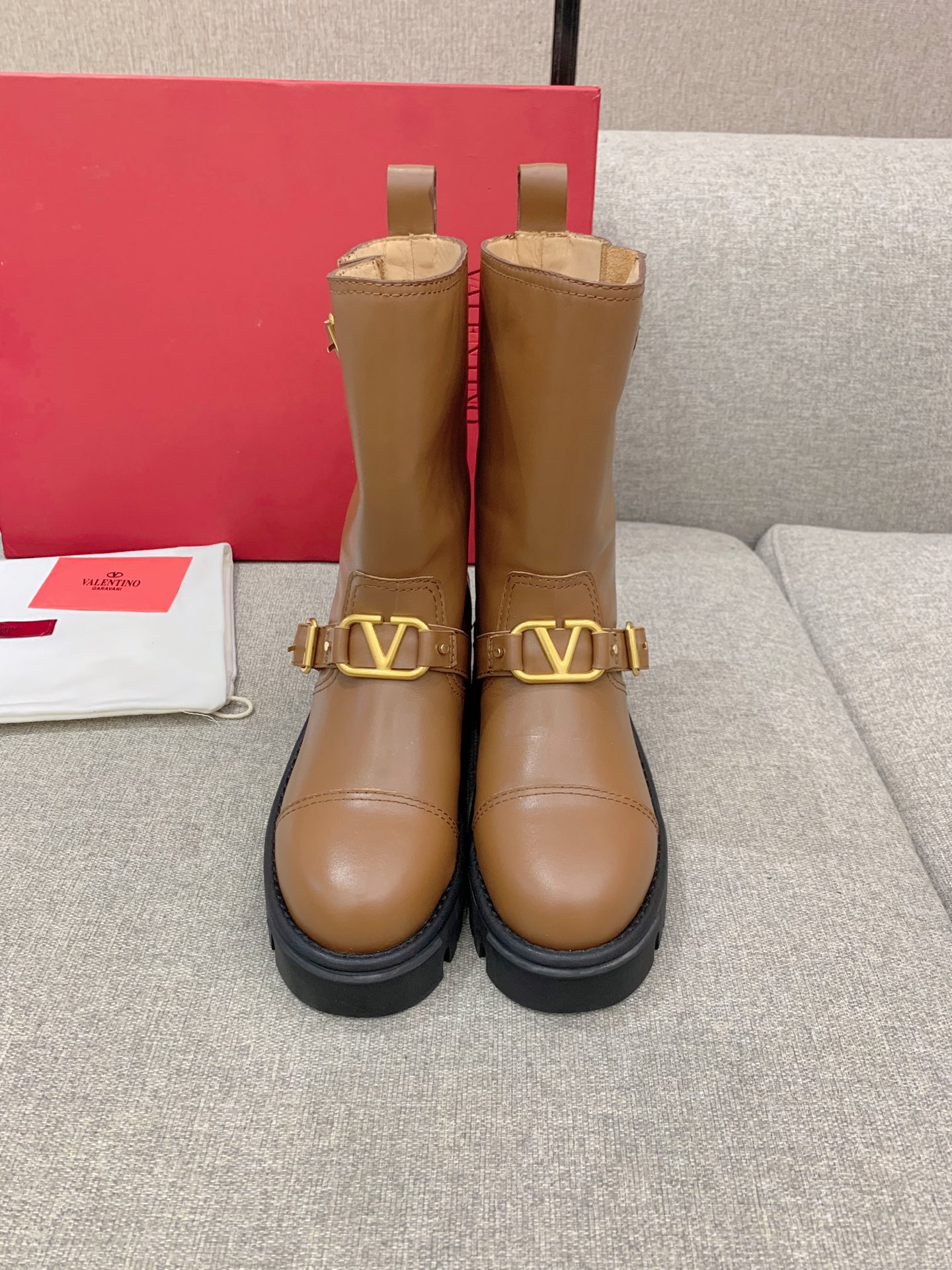 NO:485113,VALENTINO* new rivet motorcycle boots, classic V-buckle decoration, calfskin upper, inner footbed cowhide, size 35-39 (custom made of 40), boots, valentino, boots, cowhide19860909VALENTINO*新款铆钉机车靴 经典Ｖ扣装饰 鞋面小牛皮 内里垫脚牛皮  尺码35-39（40定做）,靴子,valentino,boots,cowhide,Women's Shoes