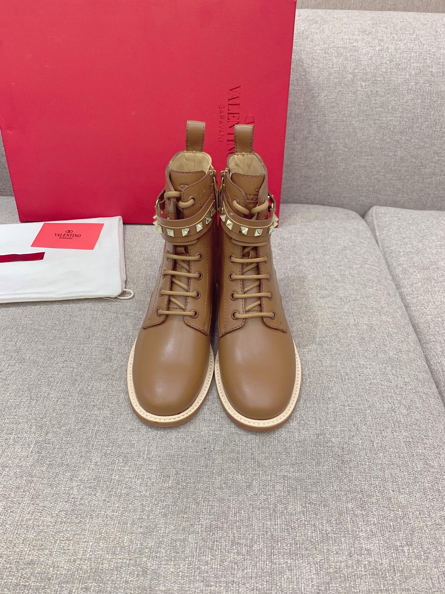 NO:485085,VALENTINO* new rivet motorcycle boots, calfskin upper, inner footbed cowhide Italian leather outsole size 35-39 (custom made of 40), boots, valentino, boots, cowhide, Leather soles19860909VALENTINO*新款铆钉机车靴 鞋面小牛皮 内里垫脚牛皮 意大利真皮大底  尺码35-39（40定做）,靴子,valentino,boots,cowhide,Leather soles,Women's Shoes