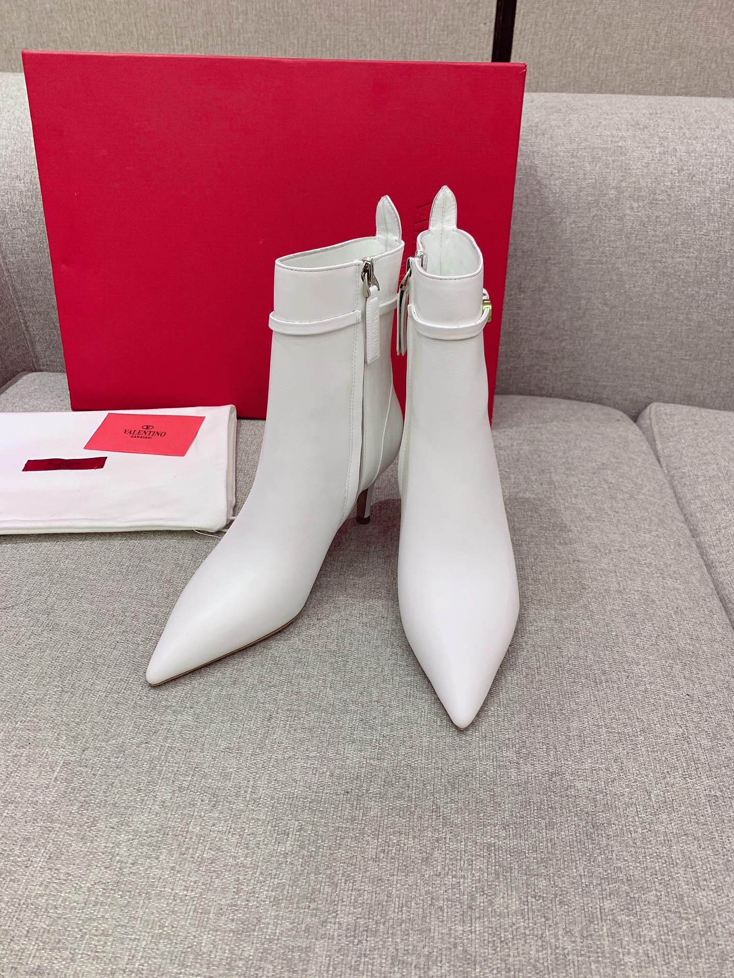 NO:485096,VALENTIN* new high-heeled boots, classic small V-buckle decoration simple and atmospheric, calfskin upper, inner footbed sheepskin, Italian leather outsole, heel height 7cm, size 35-39 (customized for 40), boots, valentino, boots, cowhide, sheepskin, Leather soles19860909VALENTIN*新款高跟短靴 经典小V扣装饰简约大气 鞋面小牛皮 内里垫脚羊皮 意大利真皮大底 跟高7cm 尺码35-39（40定做）,靴子,valentino,boots,cowhide,sheepskin,Leather soles,Women's Shoes