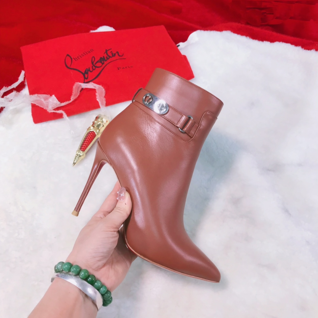 NO:336972,High-end customized autumn and winter boot series!  H10Cm, size 34-43. Private mold trademark zipper. 902-021 brown cowhide, sheepskin, leather large styling, official website synchronized. 8-inch boots. Standard European code Reference:902-021 Color:brown Material:cowhide Lining:goat leather Heel height:10Cm Sole:leather sole Size:EUR 34-43 (US 4-11):,,christian louboutin,boots,cowhide,sheepskin19860909高端订制 秋冬靴系列！ H10Cm,尺码34-43码.私模商标拉链 .902-021棕牛皮,羊皮里,真皮大厎,官网同步.8寸靴. 标准欧码 Reference:902-021 Color:brown Material:cowhide Lining:goat leather Heel heigh:10Cm Sole:leather sole Size:EUR 34－43（US 4一11) :,,christian louboutin,boots,cowhide,sheepskin,Women's Shoes