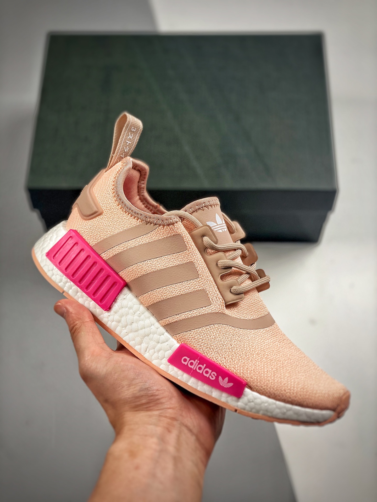 -2 AD Boost NMD R1, nueva combinación de colores de la serie clásica de zapatillas de running. Parte superior de punto …