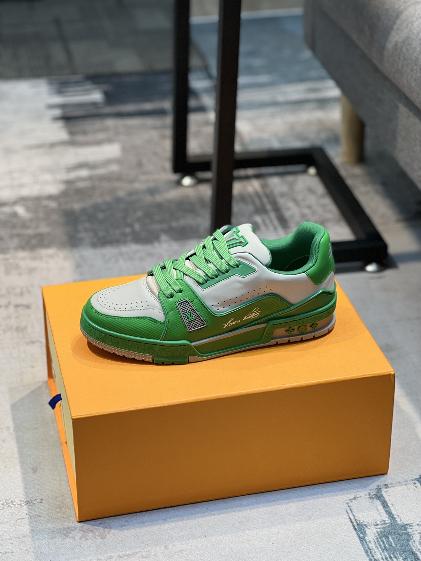 代购品质LV～路易威登 by Virgin Abloh最好看的运动鞋，驴牌力推新品，官网限定款复古篮球运动鞋高帮低帮均花血本购入原版1:1精准复刻、细节很无敌、诚意满满、进口定制原版牛皮，原版一致套包做法，细节百分百还原、私模定制原版一体成型TPU大底、区别于别家、，没有原版是开不出这效果的L历年来最好看的男鞋、千万不要错过