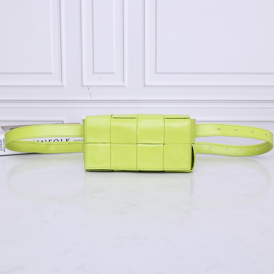 Bottega Veneta 油蜡皮 编织 mini cassette 腰包