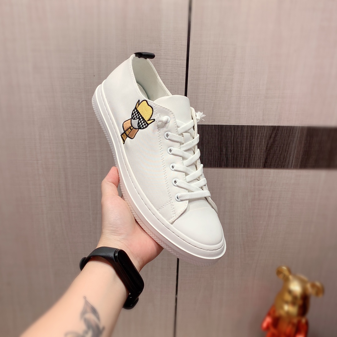 I0   Fendi 芬迪   最新爆款休闲鞋，顶端品牌 奢侈～代购，顶级～质量。专柜同卖产品[强]鞋面選用进口透气布面料材质透气羊皮内里精细做工。原版个性时尚柔软橡膠耐磨防滑大底，上脚轻巧舒适，实物拍摄實物更好看，203广州码: 38-44。黑色，白色