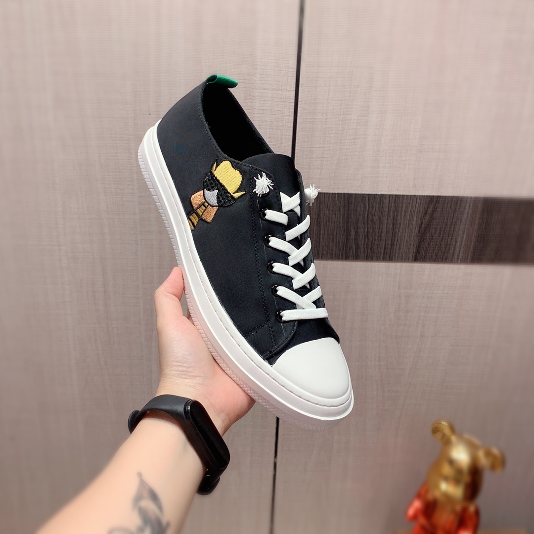 I0   Fendi 芬迪   最新爆款休闲鞋，顶端品牌 奢侈～代购，顶级～质量。专柜同卖产品[强]鞋面選用进口透气布面料材质透气羊皮内里精细做工。原版个性时尚柔软橡膠耐磨防滑大底，上脚轻巧舒适，实物拍摄實物更好看，203广州码: 38-44。黑色，白色