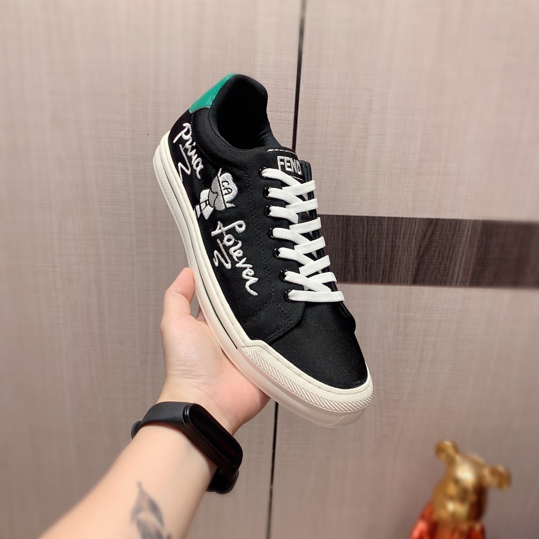 I0   Fendi 芬迪   最新爆款休闲鞋，顶端品牌 奢侈～代购，顶级～质量。专柜同卖产品[强]鞋面選用进口透气布面料材质透气羊皮内里精细做工。原版个性时尚柔软橡膠耐磨防滑大底，上脚轻巧舒适，实物拍摄實物更好看，203广州码: 38-44。黑色