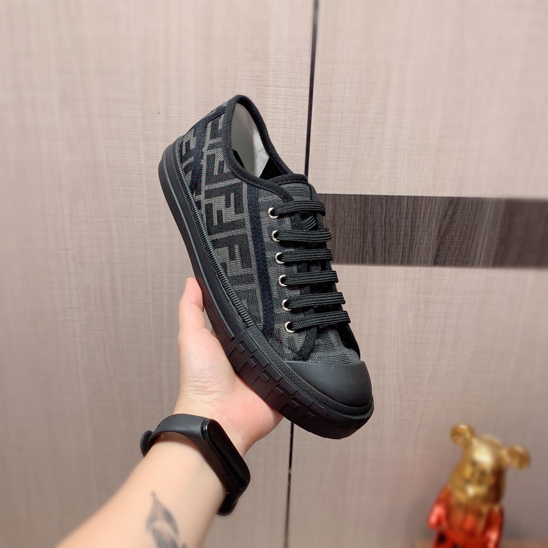 I0   Fendi 芬迪   最新爆款休闲鞋，顶端品牌 奢侈～代购，顶级～质量。专柜同卖产品[强]鞋面選用进口透气原版布料材质透气羊皮内里精细做工。原版个性时尚柔软橡膠耐磨防滑大底，上脚轻巧舒适，实物拍摄實物更好看，123广州码: 38-44。